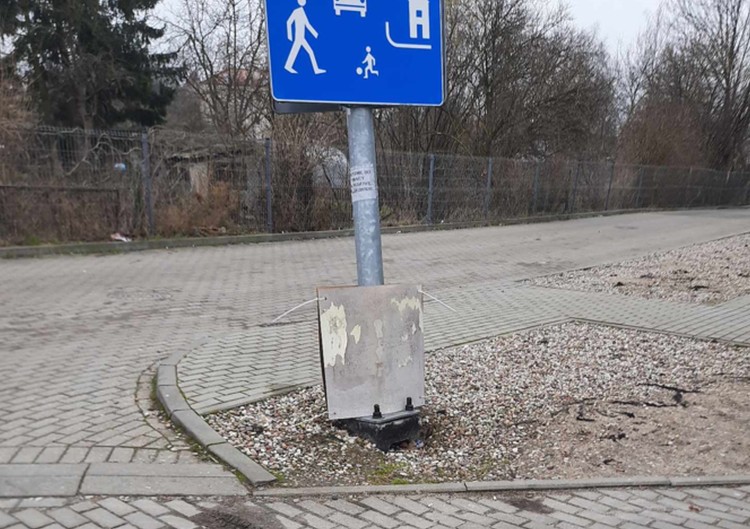 Malbork. Problem z zalegającymi kartonowymi powyborczymi bilbordami – skarżą się mieszkańcy Kałdowa.