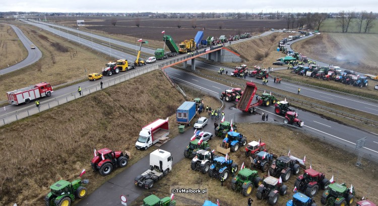 Rolnicy z Żuław blokują drogę ekspresową S7 w Kmiecinie. Zobacz wideo…