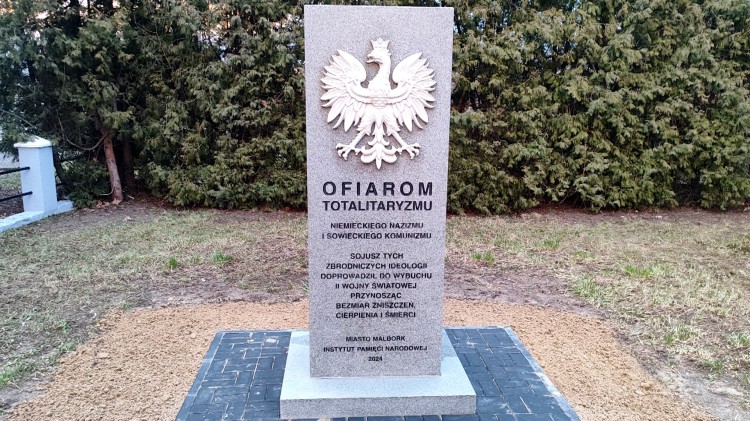 Malbork. Uroczyste odsłonięcie Pomnika Ofiar Totalitaryzmu Niemieckiego i Sowieckiego.