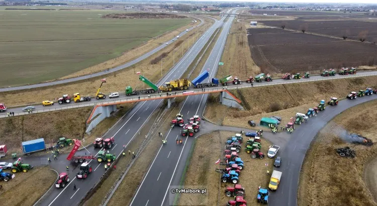 Całodobowa blokada S7 na wysokości wiaduktu w Kmiecinie!