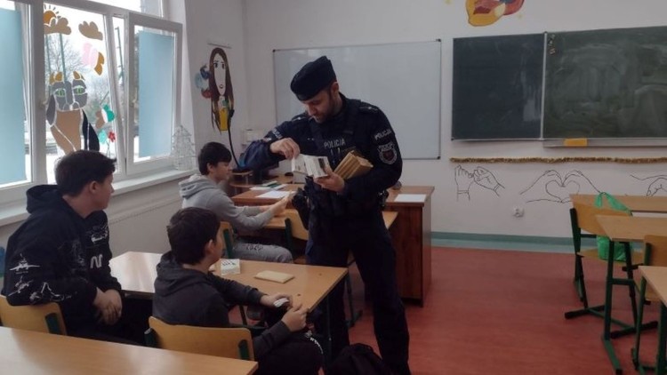 Powiat sztumski. Bezpieczeństwo w internecie tematem spotkania policjantów z uczniami.