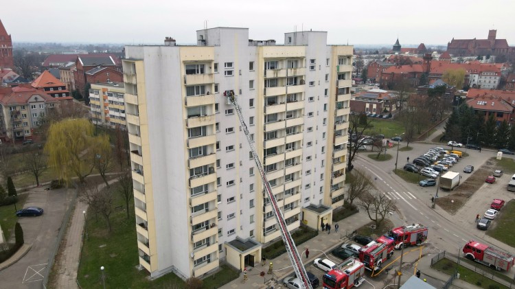 Malbork. Pożar na 10. piętrze i ewakuacja poszkodowanego z budynku przy…