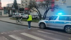 Malbork. Potrącona przez samochód rowerzystka trafiła do szpitala – kierująca była na podwójnym gazie.