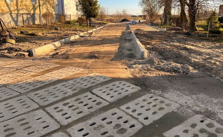 Trwają prace modernizacyjne na osiedlu w Kończewicach - będą nowe ciągi pieszo-jezdne.