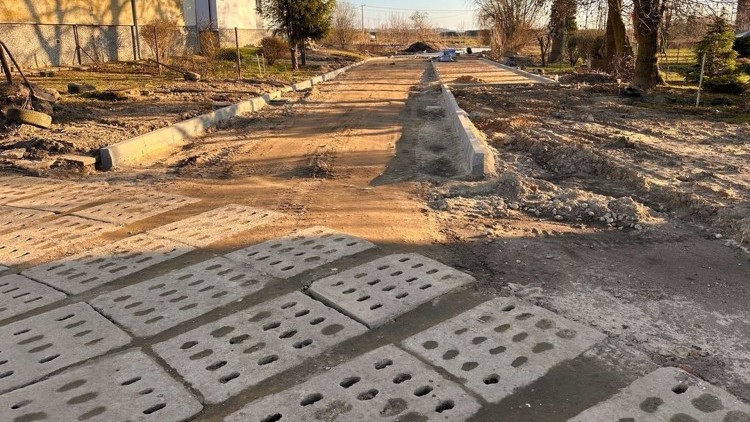 Trwają prace modernizacyjne na osiedlu w Kończewicach - będą nowe ciągi pieszo-jezdne.