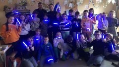 Malbork. Uczę się bezpieczeństwa na drogach – policjanci rozdawali dzieciom odblaskowe opaski.