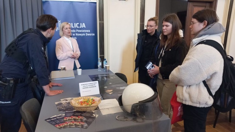 Policjanci na Nowodworskich Targach Pracy i Edukacji.