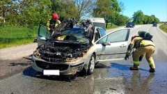 Nowy Dwór Gdański. Pożar samochodu osobowego – pojazdem podróżowała czteroosobowa rodzina.