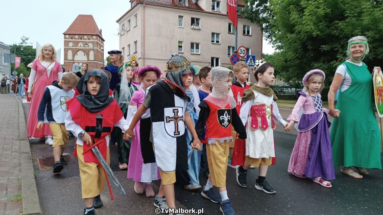 Barwnym korowodem rozpoczął się XXI Międzynarodowy Festiwal Kultury Dawnej w Malborku. Wideo i zdjęcia