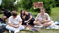 Malbork. Czytanie na trawie – piknik czytelniczy uczniów Technikum nr 3.