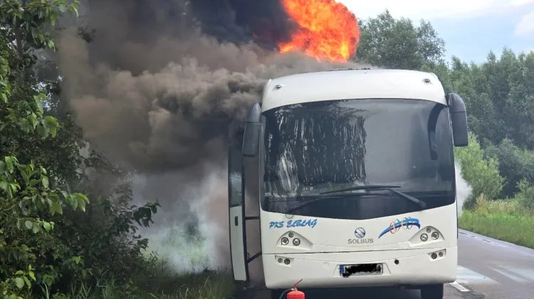 Powiat nowodworski. Pożar autobusu w Marzęcinie. 