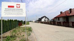Nowy Staw. Powstała droga prowadząca do osiedla domów jednorodzinnych.