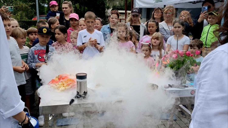 Wakacje z GOKiS Miłoradz. Za nami pierwsze warsztaty chemiczne dla dzieci.
