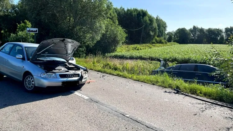 Powiat nowodworski. Dwie osoby w szpitalu po zderzeniu osobówek w Marzęcinie.