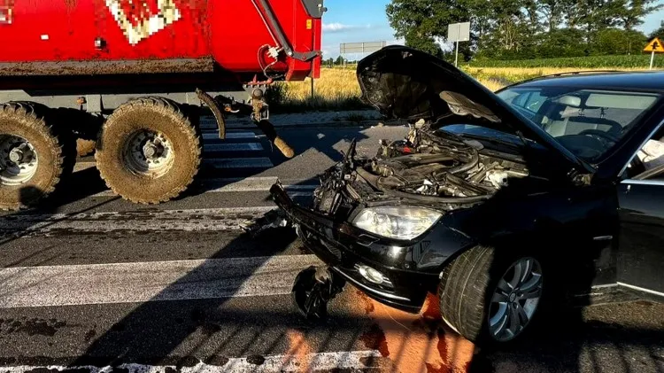 Rakowe Pole. Jedna osoba w szpitalu po zderzeniu osobówki z ciągnikiem&#8230;