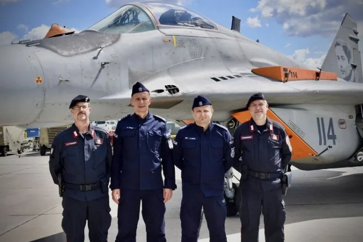 Malbork. Policjanci na ceremonii pożegnalnej włoskich sił powietrznych&#8230;