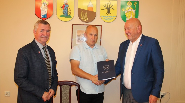 Powiat sztumski. Wkrótce remont drogi w Lubochowie – podpisano umowę.