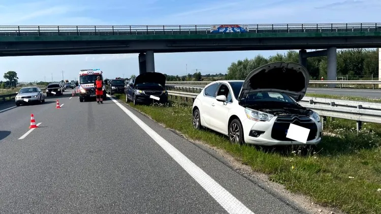 S7. Zderzenie trzech osobówek – jedna osoba trafiła do szpitala.