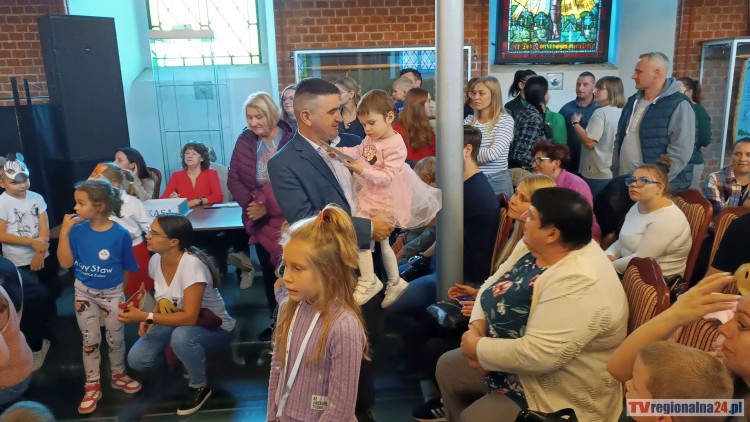 Nowy Staw. Jak oni śpiewają – rekordowa zbiórka dla Amelki. Wideo…