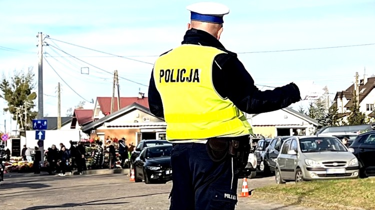 Malbork. 19. mandatów i 8. zatrzymanych dowodów rejestracyjnych – podsumowanie policyjnych działań w okresie Wszystkich Świętych.