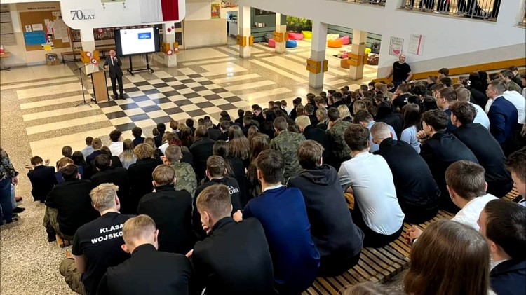 Malbork. Spotkanie uczniów Zespołu Szkół Technicznych z przedstawicielami NBP.