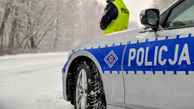 Policjanci apelują - nadchodzi zima. Czy zadbałeś o swoje auto? 
