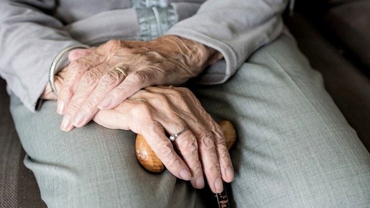 Malbork. Seniorka straciła oszczędności życia – padła ofiarą oszusta.