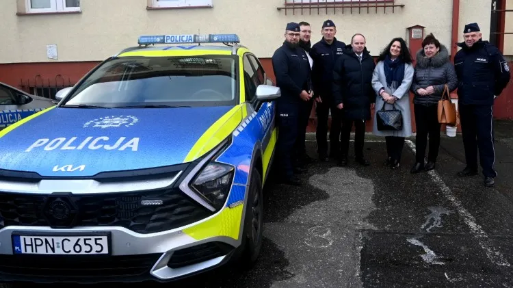 Nowy radiowóz dla policjantów ze Sztutowa.