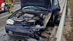 DK22. Osobówka uderzyła w bariery stalowe – są utrudnienia w ruchu.
