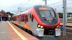 Zderzenie osobówki z szynobusem na niestrzeżonym przejeździe.