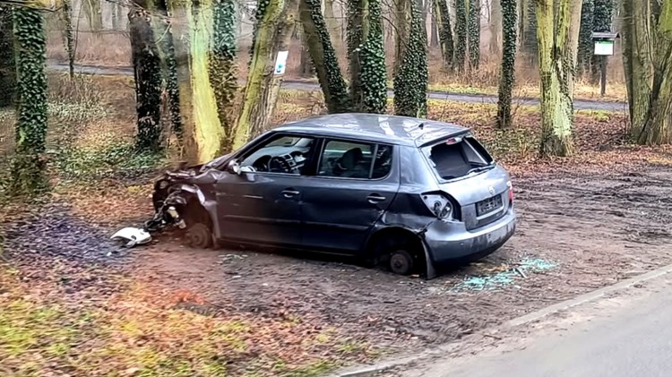 Kiedy zniknie porzucony wrak osobówki na ulicy Sportowej w Malborku? Straż Miejska wyjaśnia.
