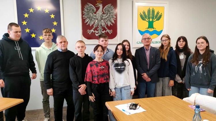 Lekcja wiedzy o społeczeństwie w praktyce – uczniowie odwiedzili Urząd Gminy Malbork.