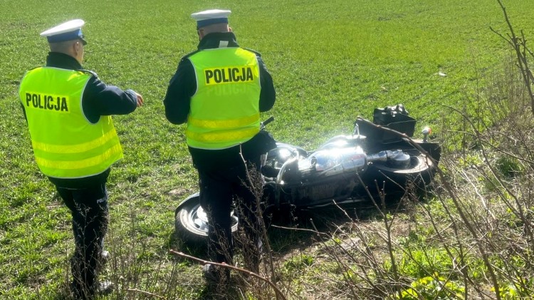 Tragiczny wypadek w Nowcu. Nie żyje motocyklista uderzony przez osobówkę.