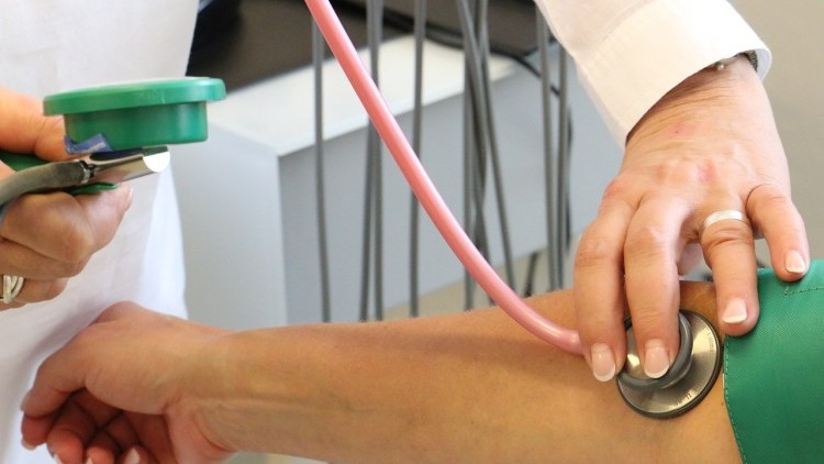 Dlaczego odpowiednie tętno jest ważne dla zdrowia? Kiedy tętno staje się niebezpieczne? Jak rozpoznać tachykardię i na co zwrócić uwagę?