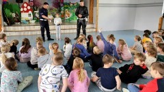 Jednośladem bezpiecznie do celu – policjanci uczą dzieci bezpiecznego poruszania się po drogach.