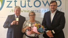 Złote Gody państwa Burczy – medale za 50. lat wspólnego życia.