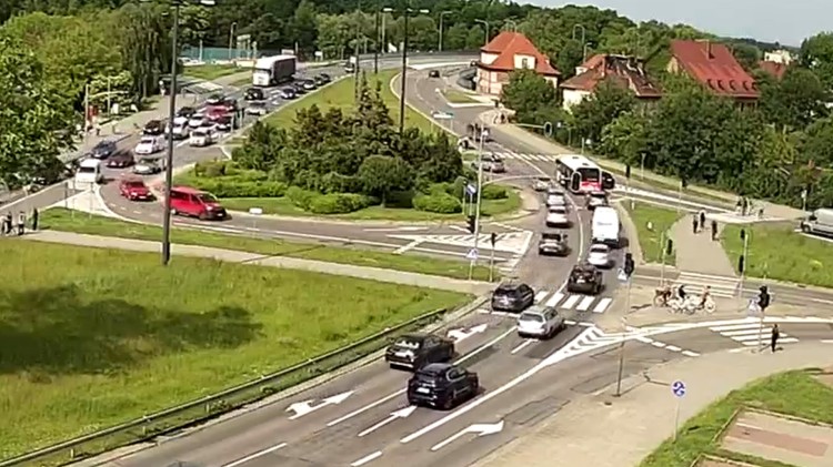 Kolizja w Malborku – osobówka uderzyła w miejski autobus. Wideo