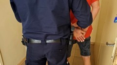 Ukradł alkohol, szarpał się z ochroniarzem, zaatakował policjantów – został zatrzymany.