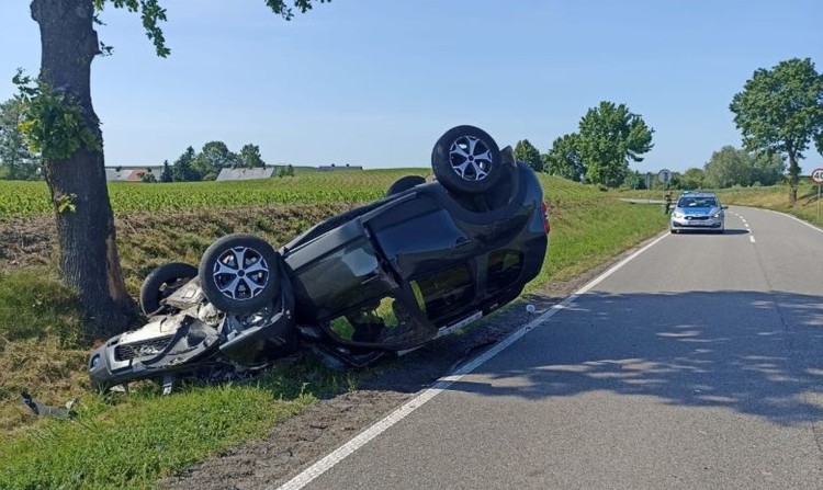 Groźny wypadek w Cygusach. 71-latek zasłabł za kierownicą i uderzył w drzewo.