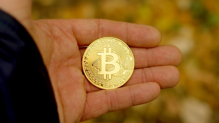 Stracił ponad 100 tys. zł przez fałszywego doradcę od kryptowalut.