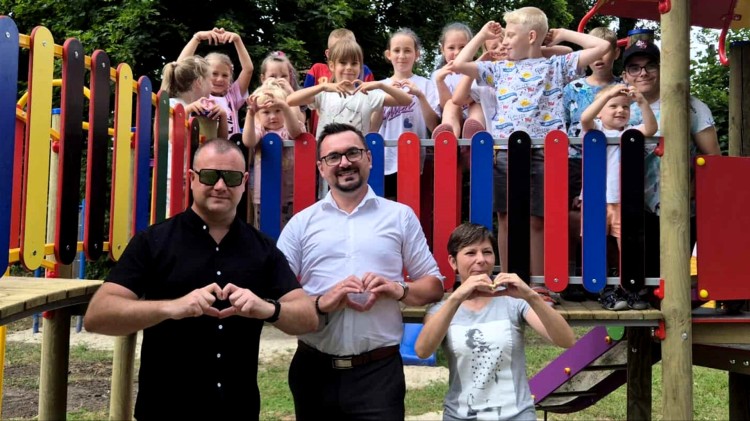 Nowy plac zabaw i ogród deszczowy w Gnojewie – radość najmłodszych i ekologia w praktyce.