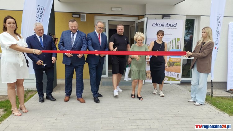 Nowe życie w Nowym Stawie – mieszkańcy odebrali klucze do nowoczesnych…