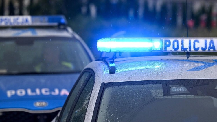 Pijany kierowca uderzył w drzewo w Mikołajkach Pomorskich - miał blisko…