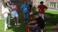 Pracownicy starostwa w Malborku ćwiczyli użycie gaśnic podczas szkolenia przeciwpożarowego.