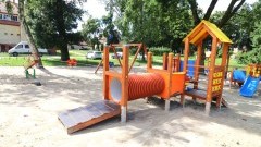 Nowy Staw inwestuje w dziecięcą radość – trwa modernizacja placu zabaw przy Klubie Malucha.