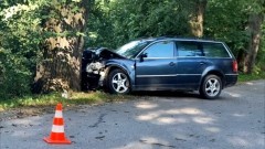 Zasnął za kierownicą i uderzył w drzewo – nietrzeźwy kierowca trafił do szpitala.