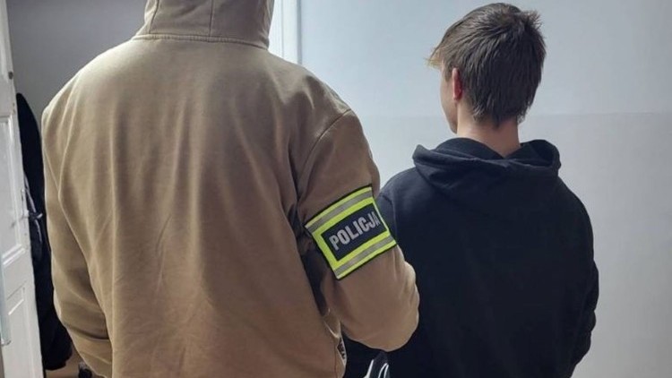 Sztumscy kryminalni zatrzymali 22-latka za serię kradzieży perfum.