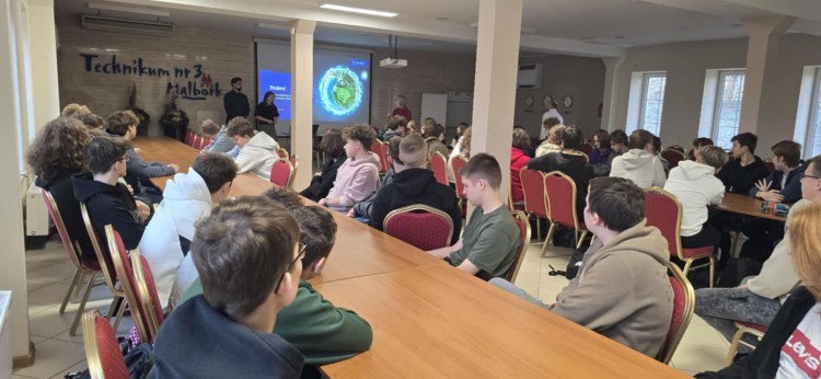 Informatycy i programiści z Malborka poznali tajniki pracy w globalnym koncernie.