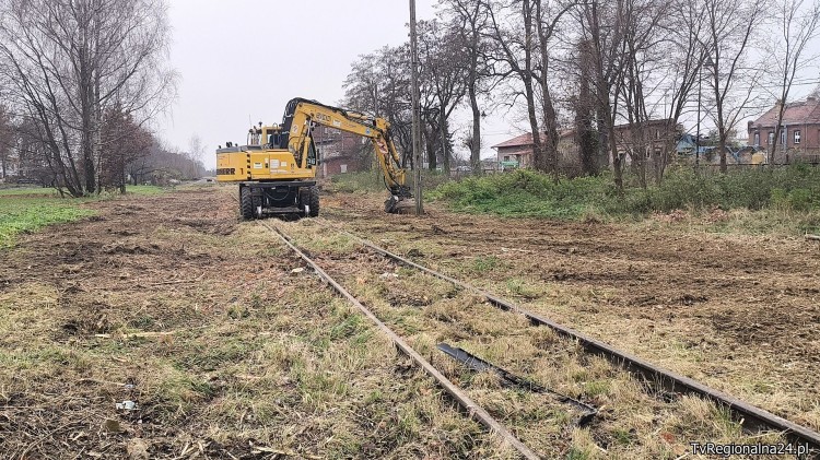 Prace porządkowe na linii 256: stacja w Nowym Stawie odzyskuje torowisko.…