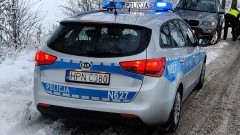 Zimowa aura paraliżuje drogi – policja apeluje o ostrożność.